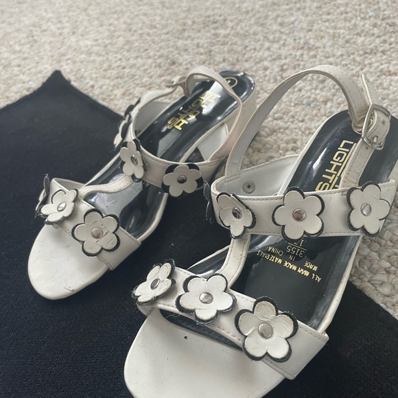 Vintage Little Girl Flower Sandals - Picture 3 of 11